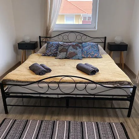 Hillside Apartman * Dunaszentmiklos